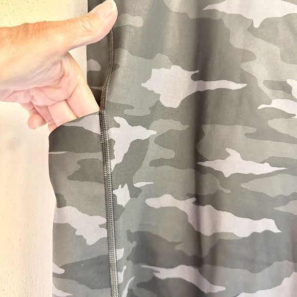 ATHLETA Ultimate‎ Camo 7/8 Tight - Heather Grey - Size 3X 2 Stash Pockets - $89 - Picture 4 of 13